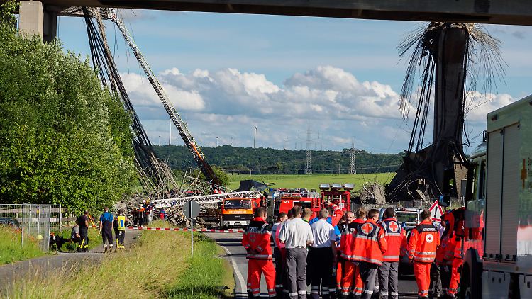Zunächst heißt es, zwei Arbeiter seien ums Leben gekommen. Später korrigiert die Polizei ihre Angaben auf ein Todesopfer. 