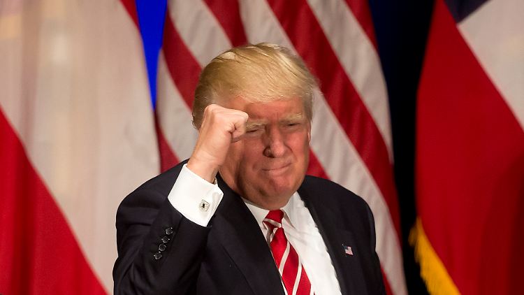 In neuen Umfragen sind Trumps Sympathiewerte auf ein Ein-Jahres-Tief gefallen, sein Rückstand zu Hillary Clinton hat sich vergrößert.