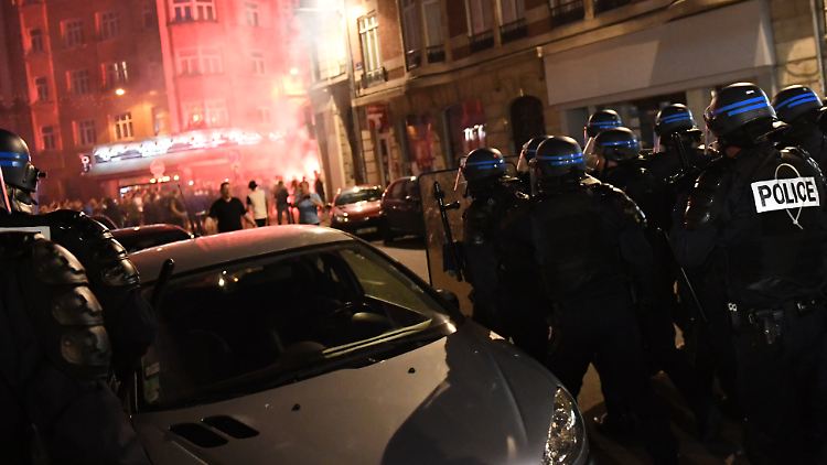 Die Polizei hat in Lille alle Hände voll zu tun.