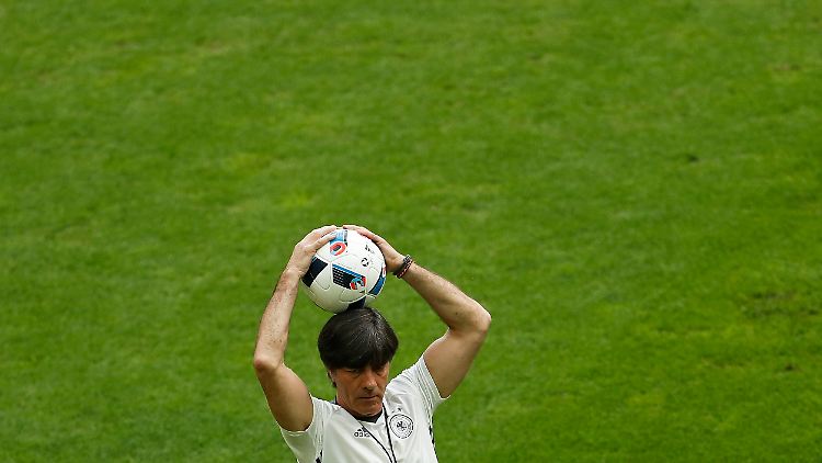 "Wen bring ich bloß in der Abwehr?" Joachim Löw weiß womöglich schon mehr, als er verrät.