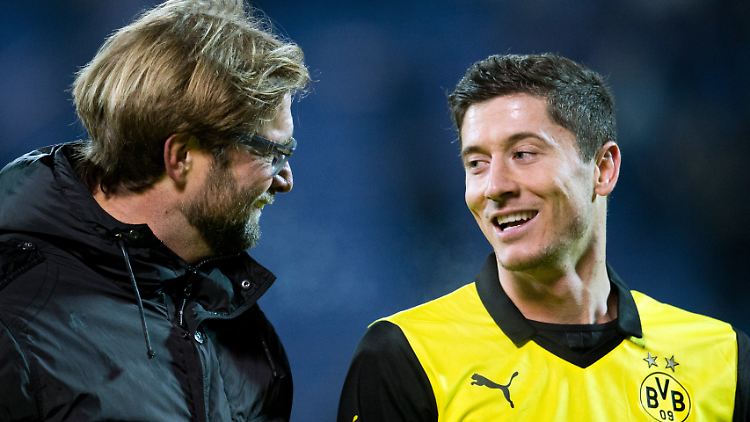 Kennen sich noch aus alten Tagen: Jürgen Klopp, mittlerweile Trainer beim FC Liverpool, und Robert Lewandowski, seit zwei Jahren in Diensten des FC Bayern München.