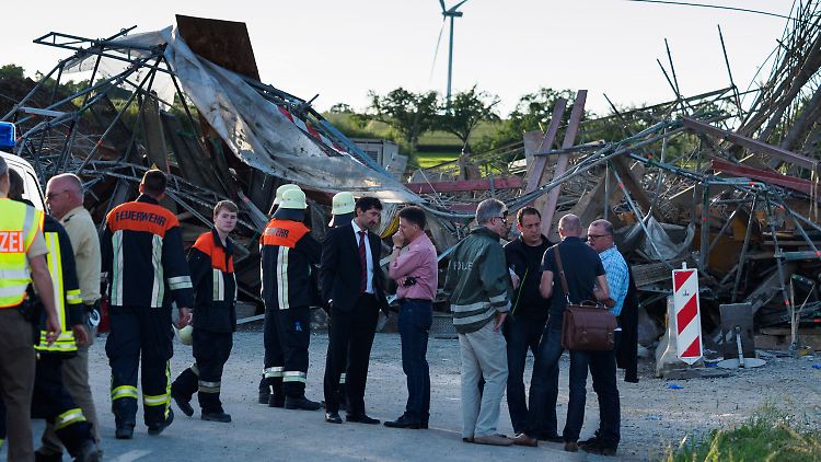 An der Unfallstelle stehen Experten vor einem Rätsel. Wie konnte die tonnenschwere Konstruktion zusammenbrechen?