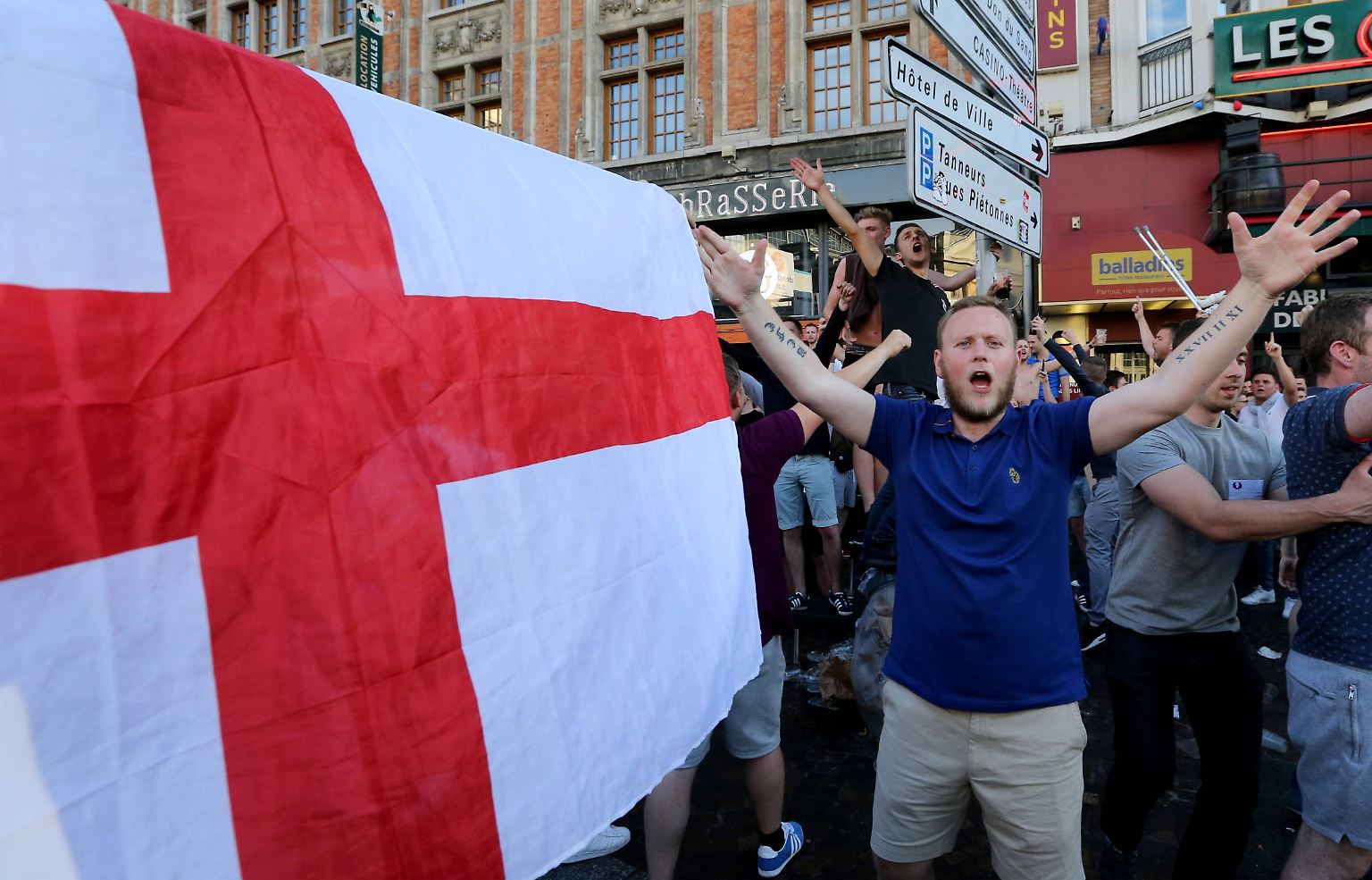 Und wieder münden alkoholschwangere Feiern von Fußballfans bei der EM ...