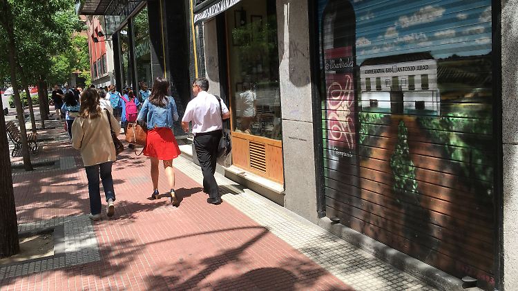 Heruntergelassene Rollläden: am frühen Nachmittag ein gewohntes Bild in Spanien.