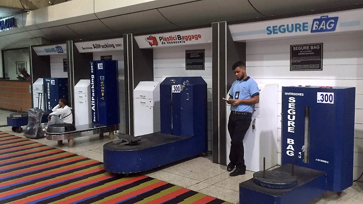 Am Flughafen von Caracas bleiben die meisten Schalter geschlossen.