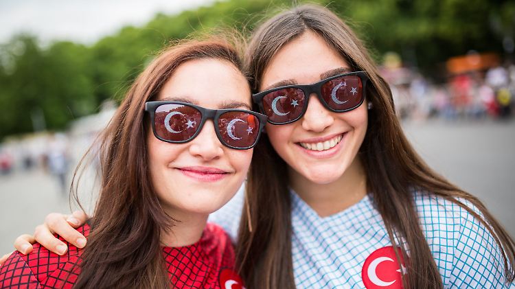 87 Prozent der Türkeistämmigen in Deutschland fühlen sich Deutschland eng verbunden; 85 Prozent sagen dies auch über die Türkei. Diese beiden Damen wurden am vergangenen Sonntag an der Fanmeile in Berlin fotografiert.