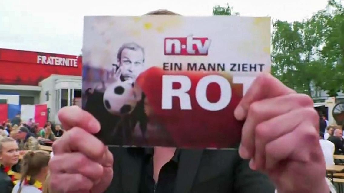 Ein-Mann-zieht-Rot-2.jpg