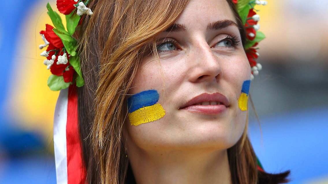 Diese Dame wartet derweil auf "Noch ist die Ukraine nicht gestorben". Stimmt - aber mindestens einen Punkt sollten die Gelb-Blauen schon holen, sonst können sie das Achtelfinale womöglich schon abschreiben.