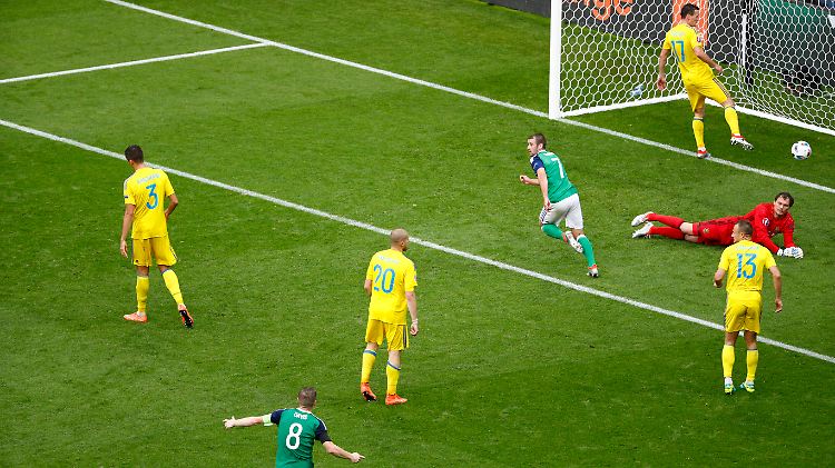 6. Minute der Nachspielzeit, zweites Tor: Nordirlands Niall McGinn (4.v.l.) dreht jubelnd ab.