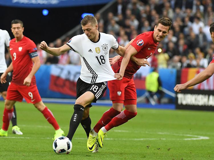 Toni Kroos hatte in der 16. Minute die deutsche Führung auf dem Fuß, rutschte aber weg.