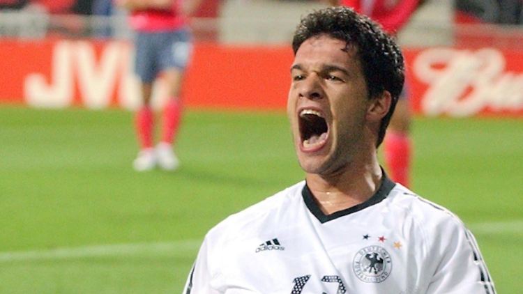 Michael Ballack schoss Deutschland bei der EM 2008 mit einem Freistoßhammer, dem "Tor des Jahres", gegen Österreich in die K.o.-Runden.