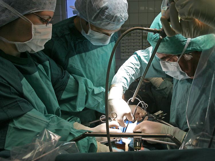 Nach Ansicht der Kassen machen die Kliniken immer mehr auch schwere Eingriffe, die medizinisch nicht unbedingt nötig sind.