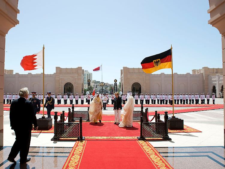 Fast auf Augenhöhe: Im Königspalast zu Manama hängt man die Farben von Gastgeber und Besucher ungewöhnlich tief.