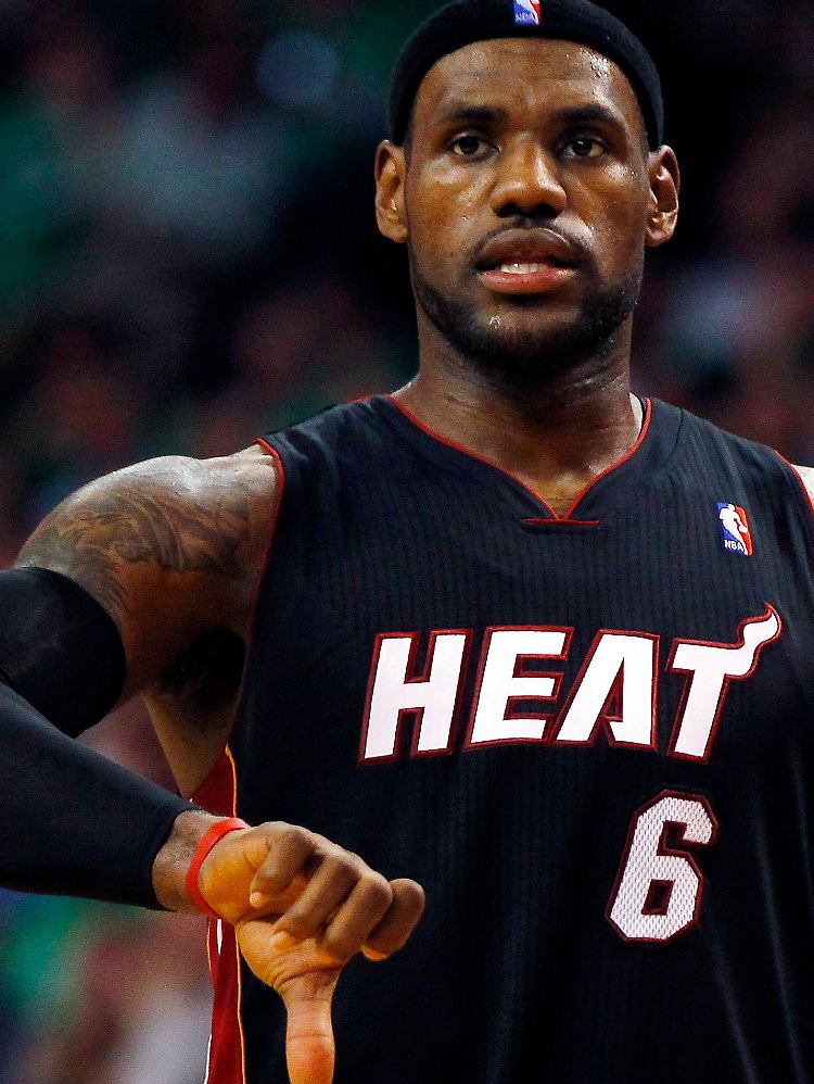 Das war nichts: Miamis LeBron James zeigt, was er vom ersten Pflichtspiel-Auftritt seiner Miami Heat hält.