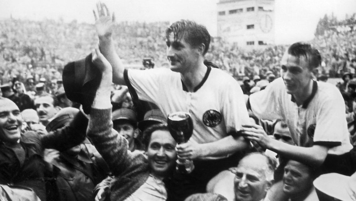 Helden von Bern: Fritz Walter und Horst Eckel im Wankdorfstadion nach dem 3:2-Endspielsieg gegen Ungarn.