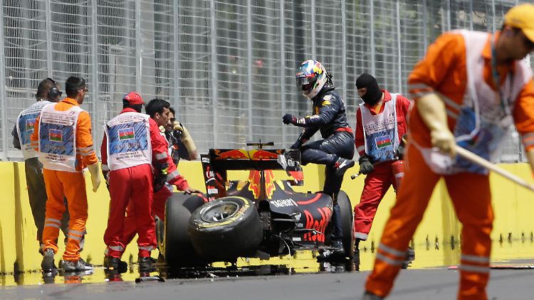 Daniel Ricciardo sorgte für den ersten Crash. Bis auf seinen Red Bull blieb aber alles heil.
