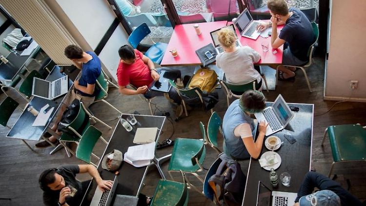 Kaffee und WLAN: Gäste des Café St. Oberholz in Berlin-Mitte sitzen vor ihren Notebooks.