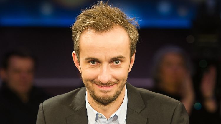 Er will de Maiziere unter die Arme greifen: Jan Böhmermann, der Mann fürs Grobe. 