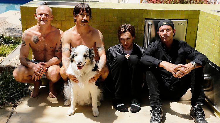 Die Red Hot Chili Peppers - der Hund gehört nicht zur Band.