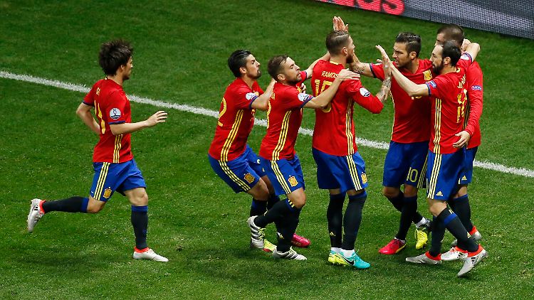 Spanien trifft, Spanien jubelt - Spanien steht im Achtelfinale.