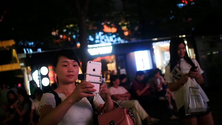 Hier dürfen auch Handtaschen "Iphone" heißen. Den Verkauf seiner Telefone soll Apple dagegen in Peking vorerst stoppen.