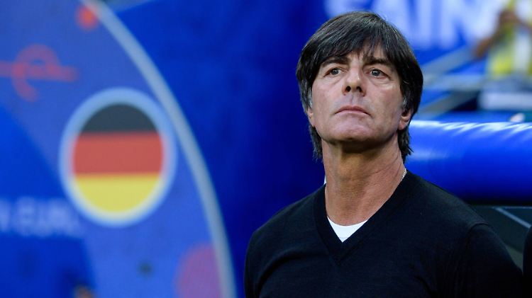 Joachim Löw: Glücklich dürfte er mit dem Ergebnis der Partie gegen Polen nicht sein.