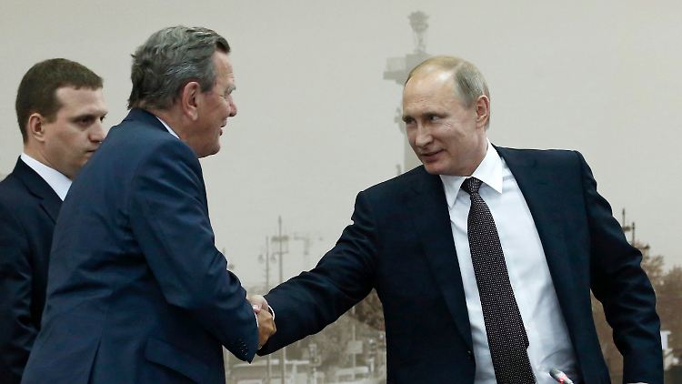 Beim Internationalen Wirtschaftsforum begrüßte Putin auch Altkanzler Schröder. 