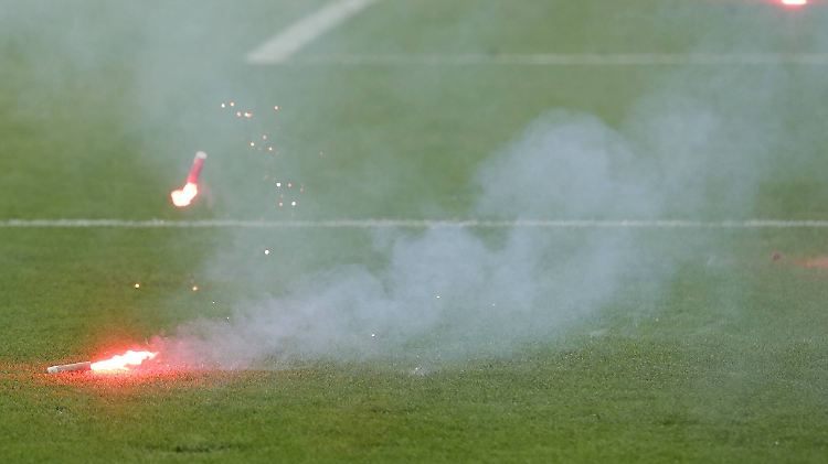 Feuerwerkskörper auf dem Rasen: Im Spiel Kroatien- Tschechien gab es hässlich Szenen im Stadion.