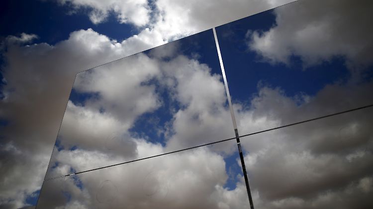 Solche Spiegel des geplanten Turms drehen sich mit der Sonne mit. 