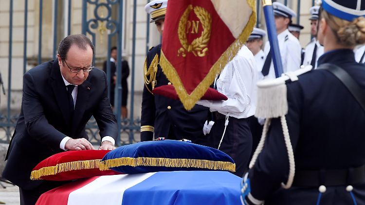 Präsident Hollande zeichnete die beiden Polizisten Jean-Baptiste Salvaing und Jessica Schneider postum aus. 