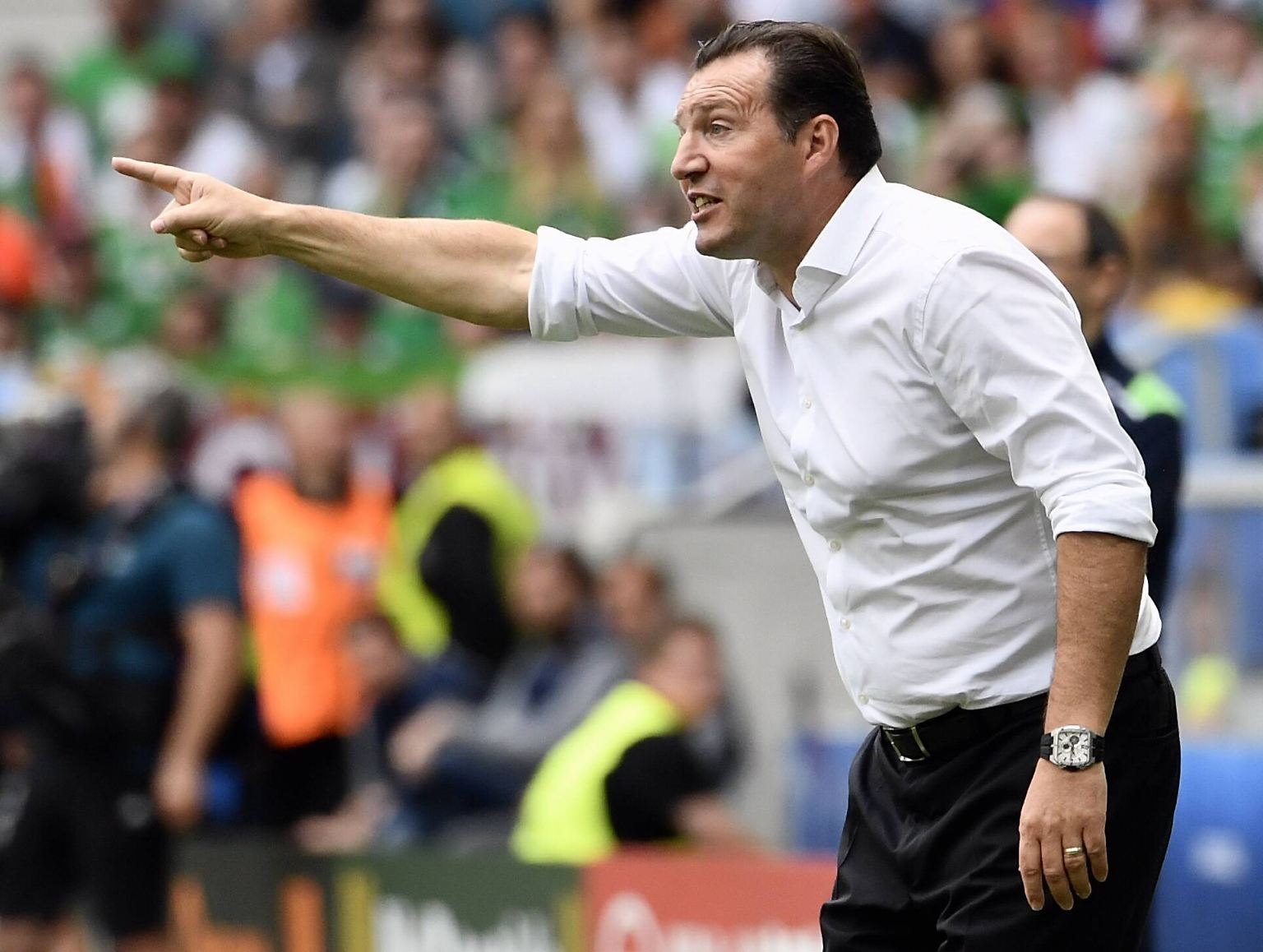 Das ist Marc Wilmots. Er ist inzwischen Trainer. Nun ja, schon seit ein paar Jahren. Jedenfalls ist er in den vergangenen Tagen scharf kritisiert worden.