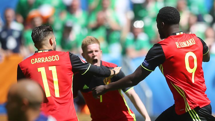 Eröffneten die zweite Halbzeit: Lukaku (r.) traf nach Vorarbeit von Kevin de Bruyne (M.).