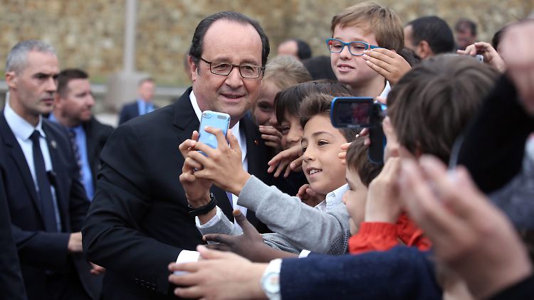 Wenigstens einige Kinder wollen noch ein Selfie mit Monsieur le Président.