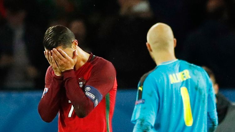 Cristiano Ronaldo scheitert von Punkt am Pfosten.