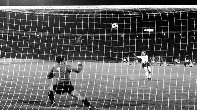 Belgrad am 20. Juni 1976: Uli Hoeneß schießt den Ball weit über das Tor.