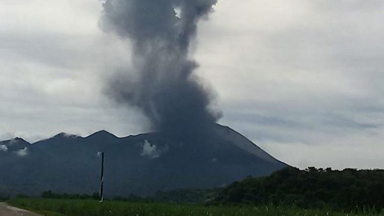 Anderhalb Kilometer türmt sich die Aschewolke auf. 