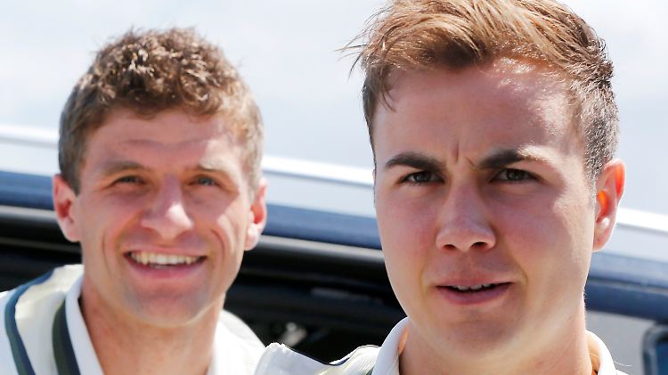Mario Götze und Thomas Müller auf dem Weg zur DFB-Pressekonferenz.