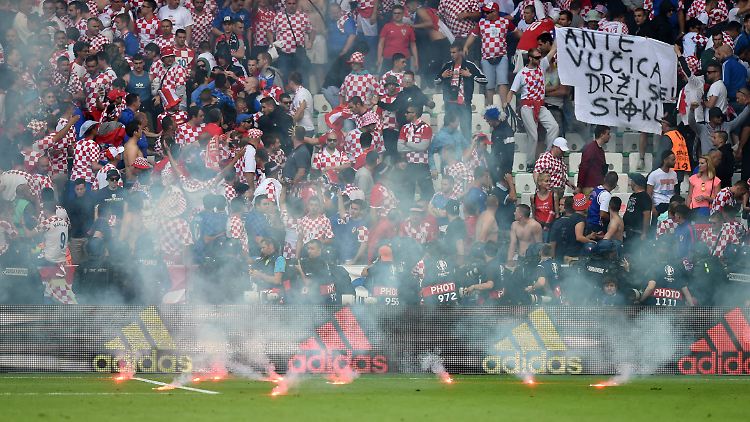 Die Liste der Verfehlungen der kroatischen Fans ist lang: Feuerwerkskörper, Hakenkreuze, Prügeleien waren schon dabei
