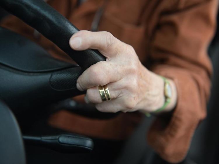 Senioren sollten darauf achten, dass sie nicht zu hohe Beiträge an die Kfz-Versicherung bezahlen müssen.