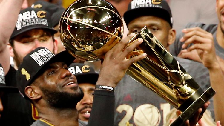 LeBron James mit der Meisterschale der NBA, der Larry-O'Brien-Trophy.
