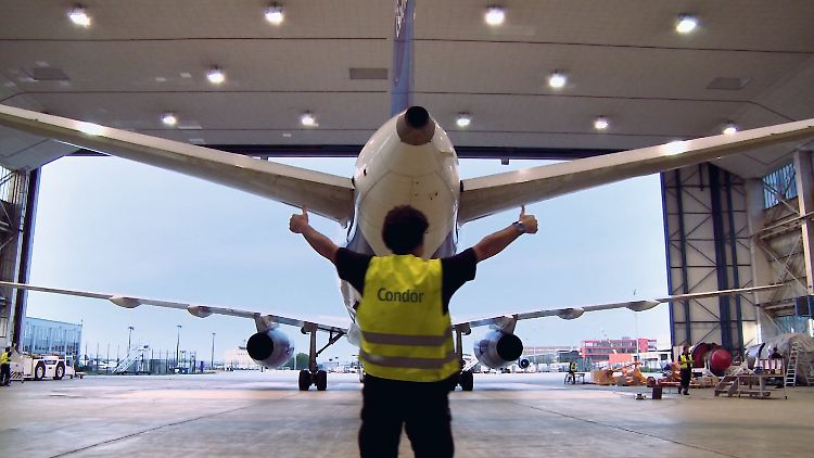 Ein Flugzeug im Hangar.