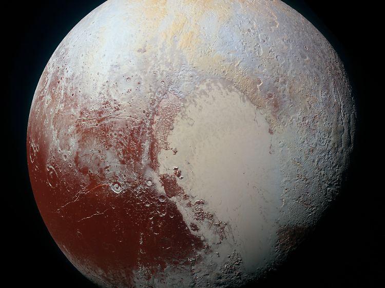 Planet Pluto, fotografiert von der Raumsonde "New Horizons". Das Farbfoto der Nasa wurde bearbeitet, um die Oberflächenstrukturen deutlich sichtbar zu machen.