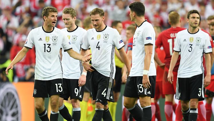 Wirklich rund liefs für die deutsche Nationalelf bei der EM in Frankreich bisher nicht. Dennoch könnten vier Punkte fürs Achtelfinale reichen.