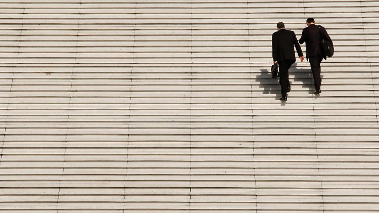 Stufen einer streng hierarchischen Gehaltsleiter:
Ist Geld tatsächlich das Einzige, was Menschen an ihrem Arbeitsplatz in der Finanzbranche halten kann?