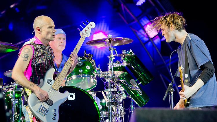 Flea, Chad Smith und Josh Klinghoffer bei ihrer geliebten Arbeit. 