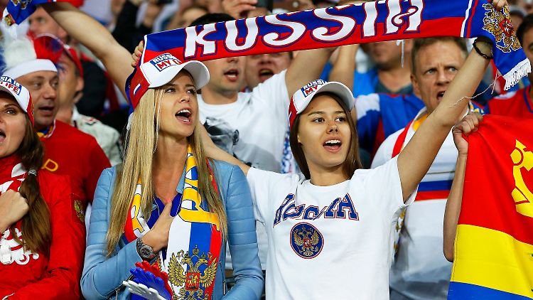 Die russischen Fans hoffen, dass das Turnier in Frankreich für ihre Mannschaft noch ein bisschen weitergeht.
