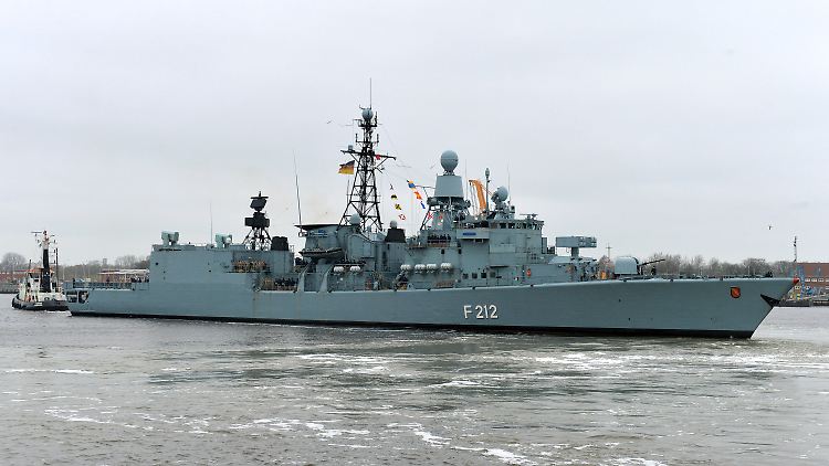 Unter anderem ist die Fregatte "Karlsruhe" zwischen Libyen und Italien im Einsatz. Hier ist sie beim Auslaufen in Wilhelmshaven zu sehen.