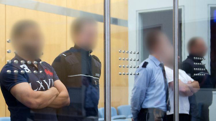 Laut Urteil organisierten die Angeklagten unter anderem die Reise von Terroristen von Deutschland nach Syrien.
