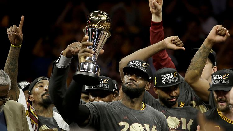 LeBron James feiert den ersten NBA-Titel der Cleveland Cavaliers.