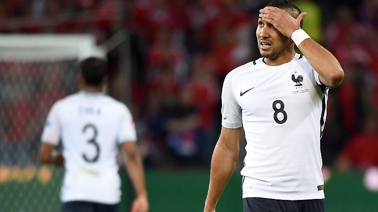 Wie war das nochmal mit den Gruppendritten? Frankreichs Dimitri Payet ist mit dem EM-Modus noch nicht ganz vertraut.